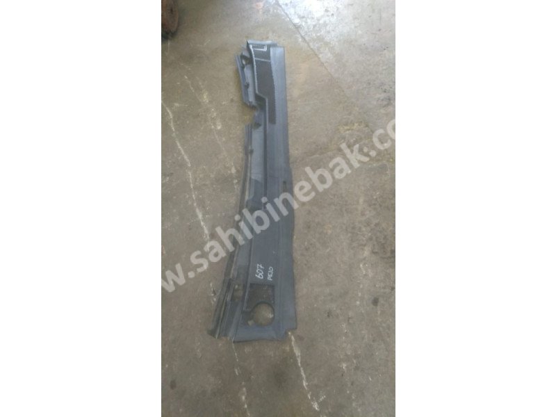 Peugeot 607 çıkma cam önü ızgarası