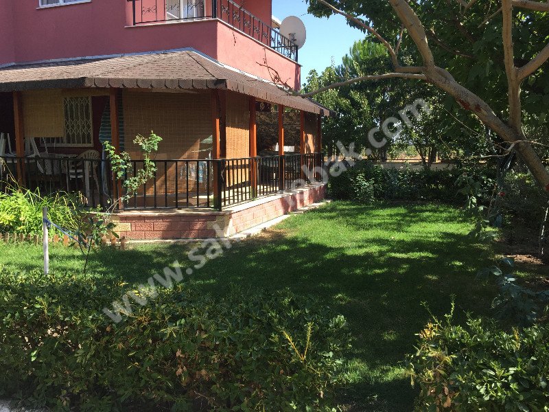 İzmir Dikili'de Site İçinde Bahçeli Havuzlu Kiralık Dublex Villa