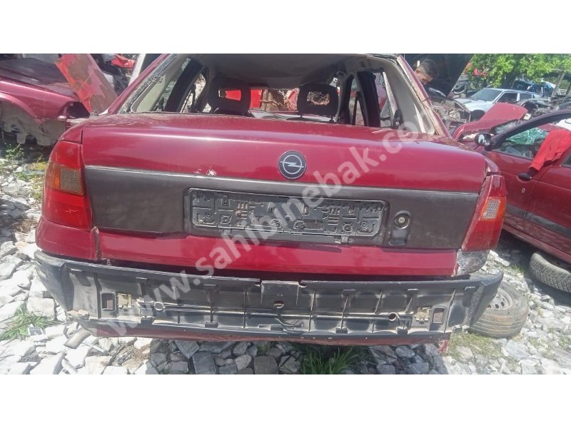 Opel Astra f bagaj kapağı