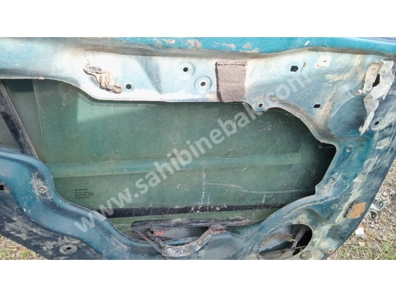 Toyota Carina sol arka kapı camı