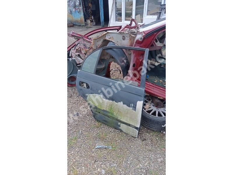 Toyota Carina sağ arka kapı