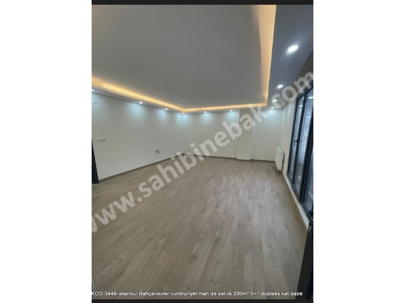 İstanbul Bahçelievler Cumhuriyet Mh. Satılık 4.Kat 5+1 dübleks Daire 200 m2