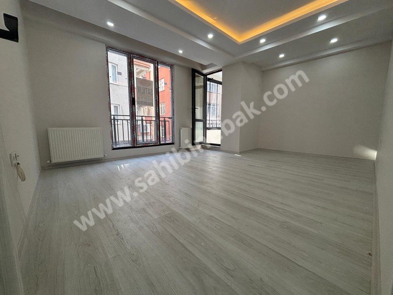 İstanbul Bahçelievler cumhuriyet mah de satılık 92m² 2+1- 1.kat daire