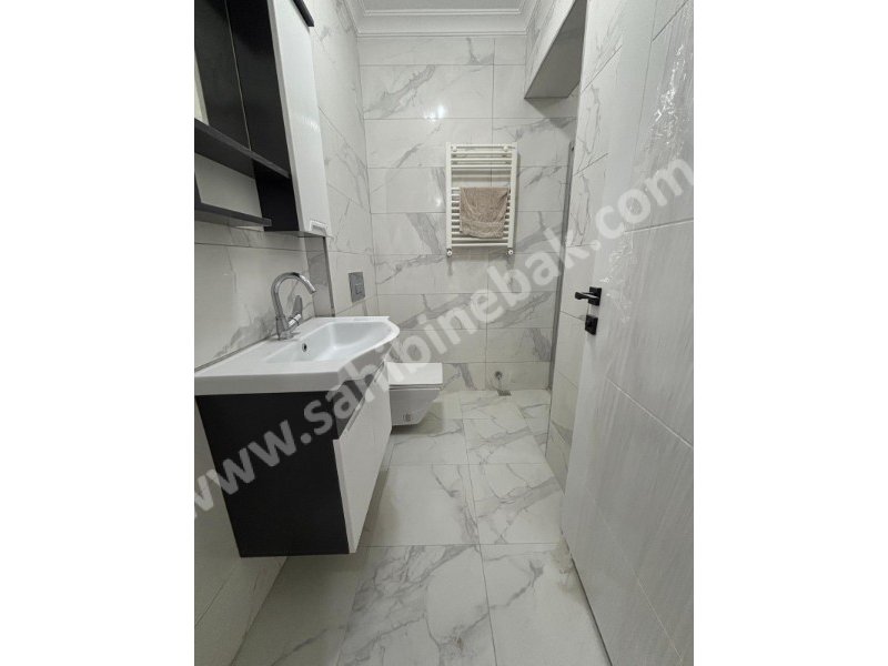 İstanbul Bahçelievler cumhuriyet mah de satılık 82m² 2+1- bahçe.kat daire