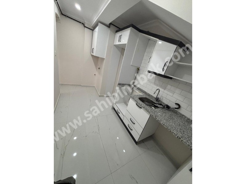 İstanbul Bahçelievler cumhuriyet mah de satılık 82m² 2+1- bahçe.kat daire