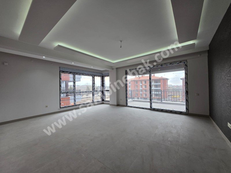 ESKİŞHİR SÜMER MAHALLESİNDE KİRALIK 4+1 210m2 DAİRE